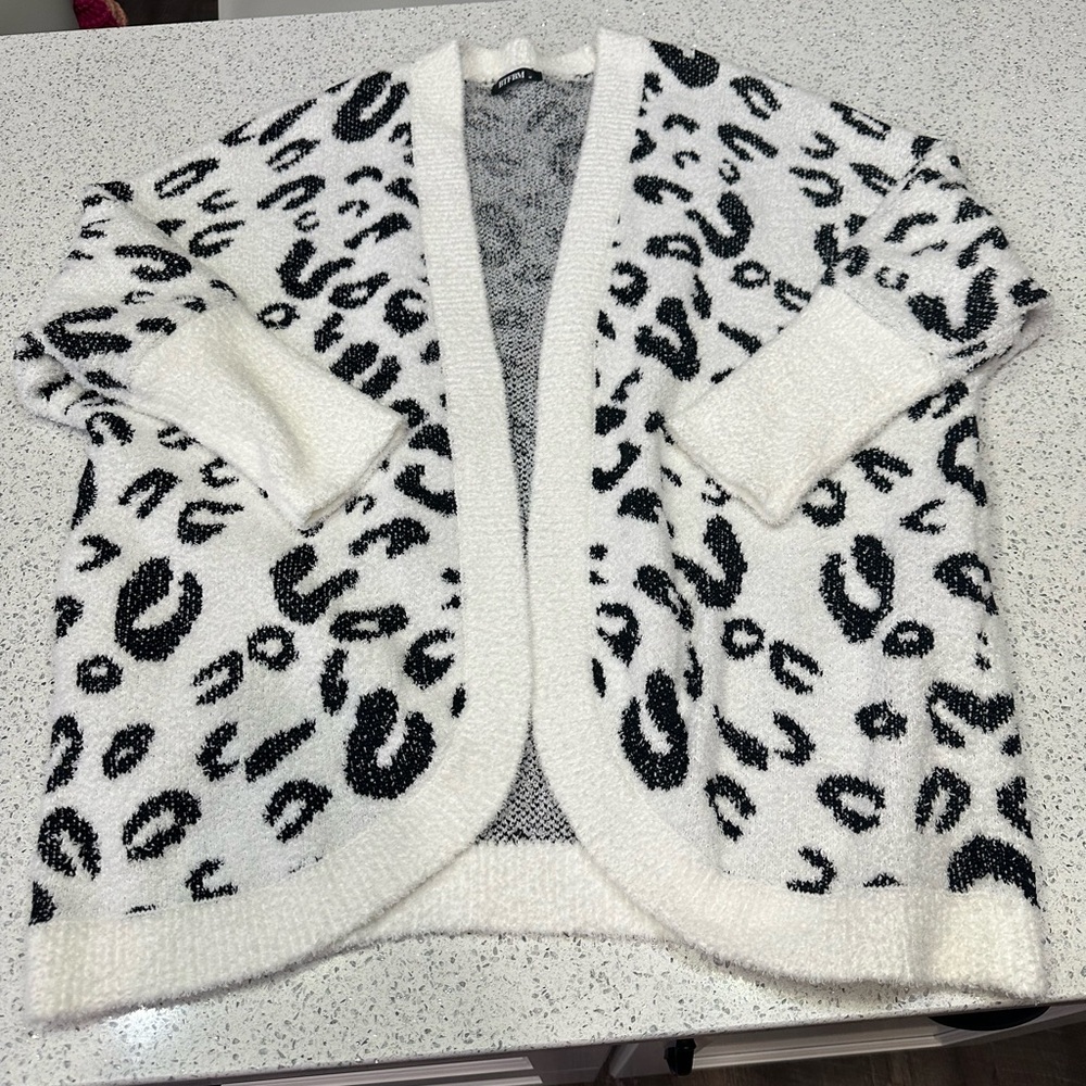 Black and white leopard print open cardigan with pockets